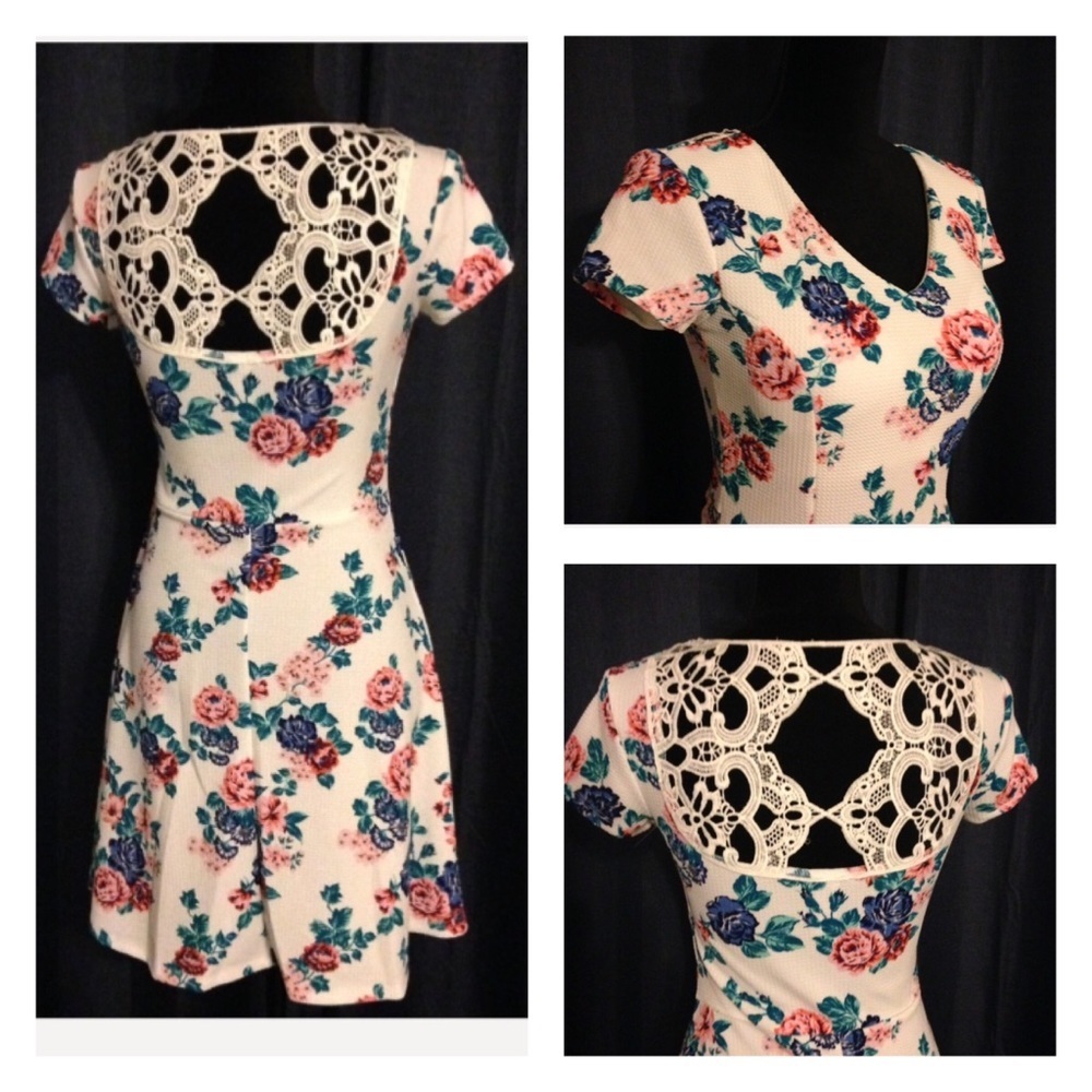 Lace back ivory floral stretchy waffle weave fit & flare v neck dress NWT